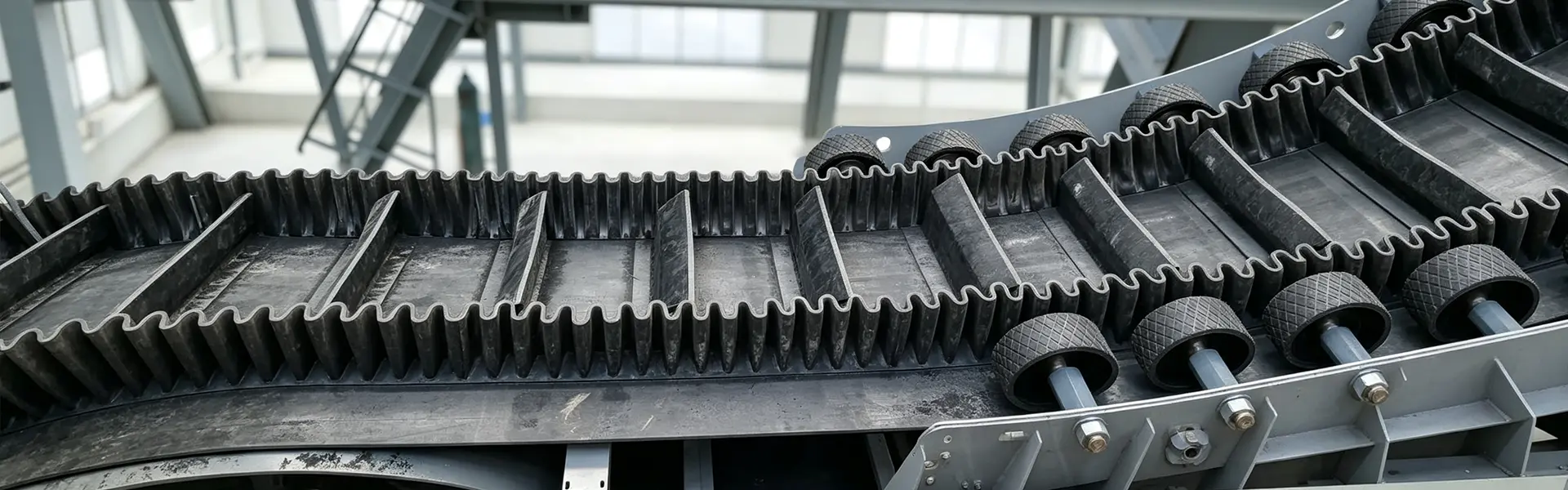 Belt Konveyor Cleated dan Dinding Samping